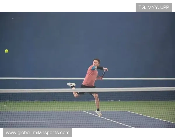 网球直线穿越引爆掌声，超越极限的精彩瞬间