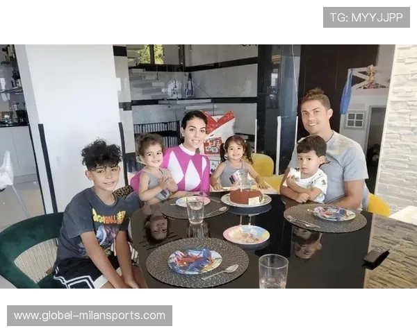 C罗晒全家福，五个孩子再次吸引全网