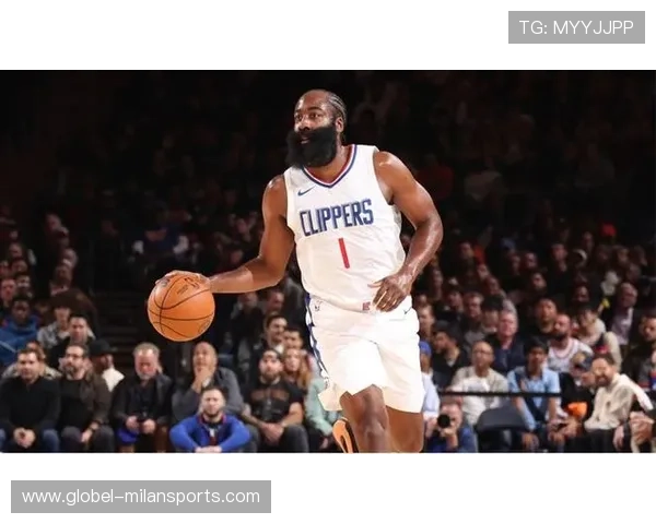 哈登突破分球后传中，76人攻势连绵不断