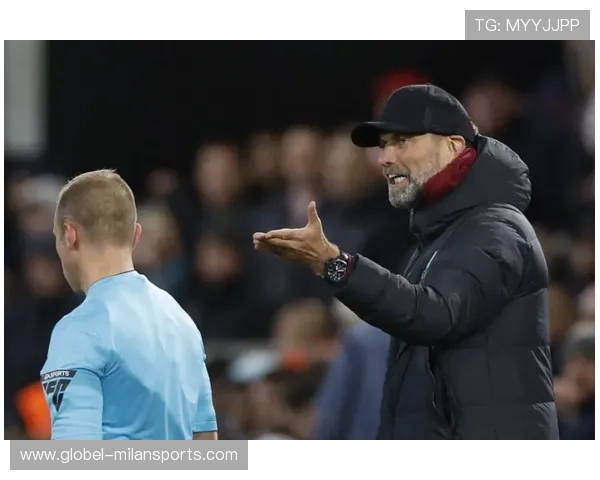 利物浦前场贴身逼抢成效显著，努涅斯凌空抽射