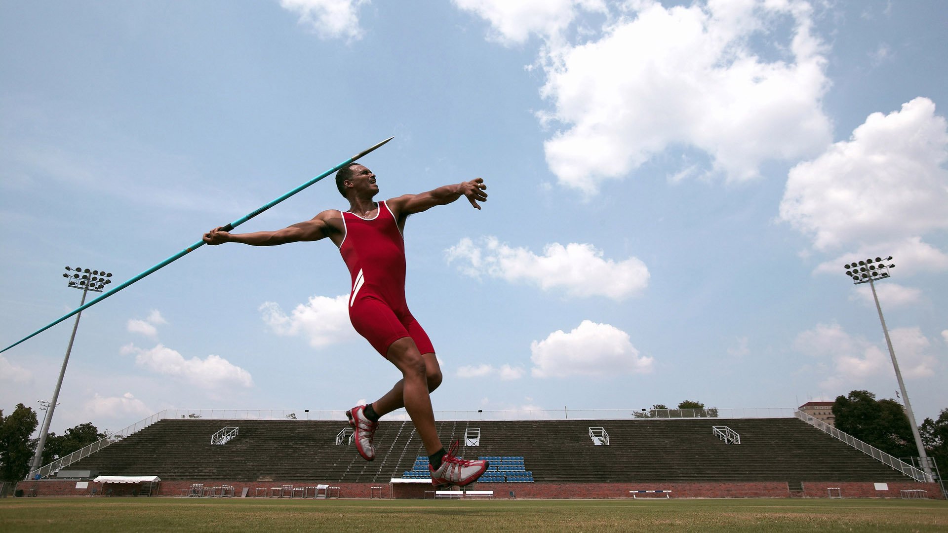 林丹参观母校新体育馆赞叹设施完善，林丹体育公司